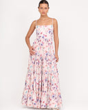 Vestido largo floral con falda en capas y escote recto vista frontal