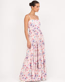 Vestido floral en capas mostrando movimiento y caída fluida