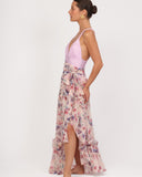 Falda floral en movimiento mostrando fluidez y diseño envolvente