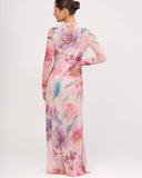 Vista posterior de vestido mesh floral largo manga larga