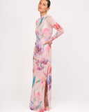 Vista lateral de vestido mesh floral con caída fluida