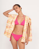 Blazer floral Gioia di Sole combinado con bikini fucsia, prenda ligera abierta ideal para playa