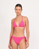 Vista frontal del bikini bottom Gioia di Sole fuchsia con textura acanalada y lazos laterales.