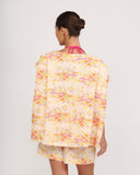 Vista posterior de short floral en lino con pliegues suaves y ajuste relajado
