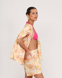 Detalle lateral editorial del short floral en lino mostrando estructura y textura