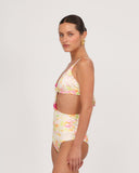 Vista lateral del vestido de baño entero Gioia di Sole en estampado floral marfil con silueta favorecedora de tiro alto.