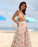 Modelo usando pantalón resort Gioia di Sole con estampado floral y silueta amplia en la playa.