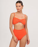Top de bikini Dolce Estate color naranja con textura, diseño bandeau con lazo frontal y tirantes delgados