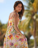 Vista posterior del vestido SABBIA en malla estampada floral en la playa